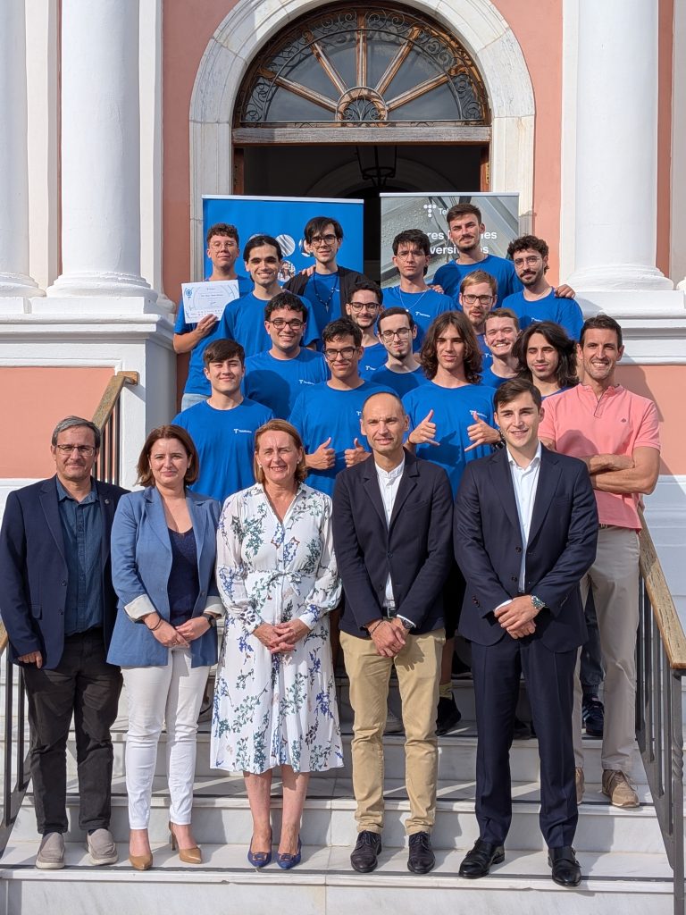 Estudiantes participantes de la uca durante las pruebas por equipos líderes digitales universitarios 2026 en el salón plenos puerto real